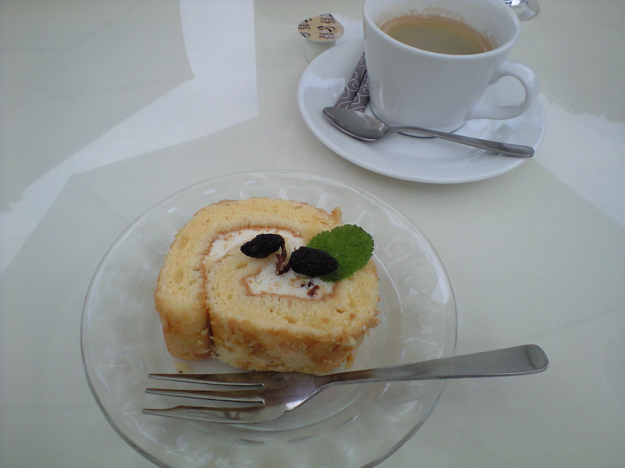 ロールケーキとホットコーヒー